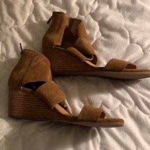 Super cute suede sandals!